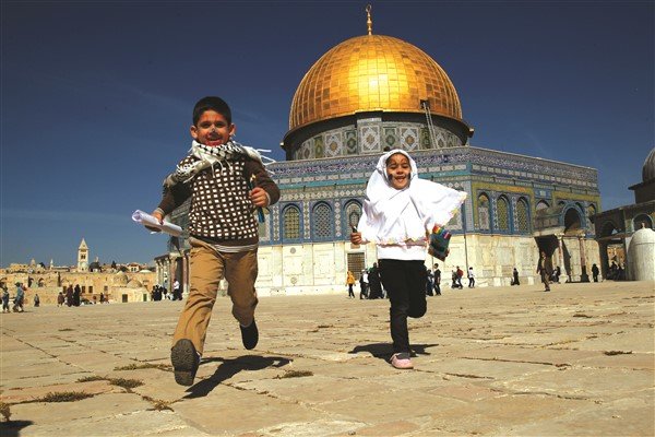 Kalk Kudüs'e gidelim..
Yahya peygamberin yanında büyüsün çocuklar.
Elleri taş tutacak yaşa gelsin.
Kalpleri aşk tutacak yaşa.