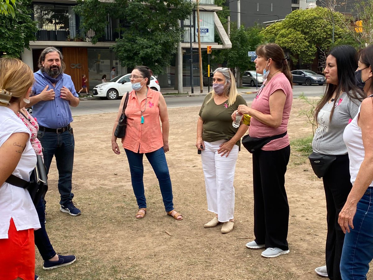 MujeresProCba's tweet photo. En el mes Rosa realizamos una caminata por la costa del Río Suquia y luego @LedaOlivero  nos dió una charla sobre la prevención del cáncer de mama. https://t.co/w5mH60nnMx