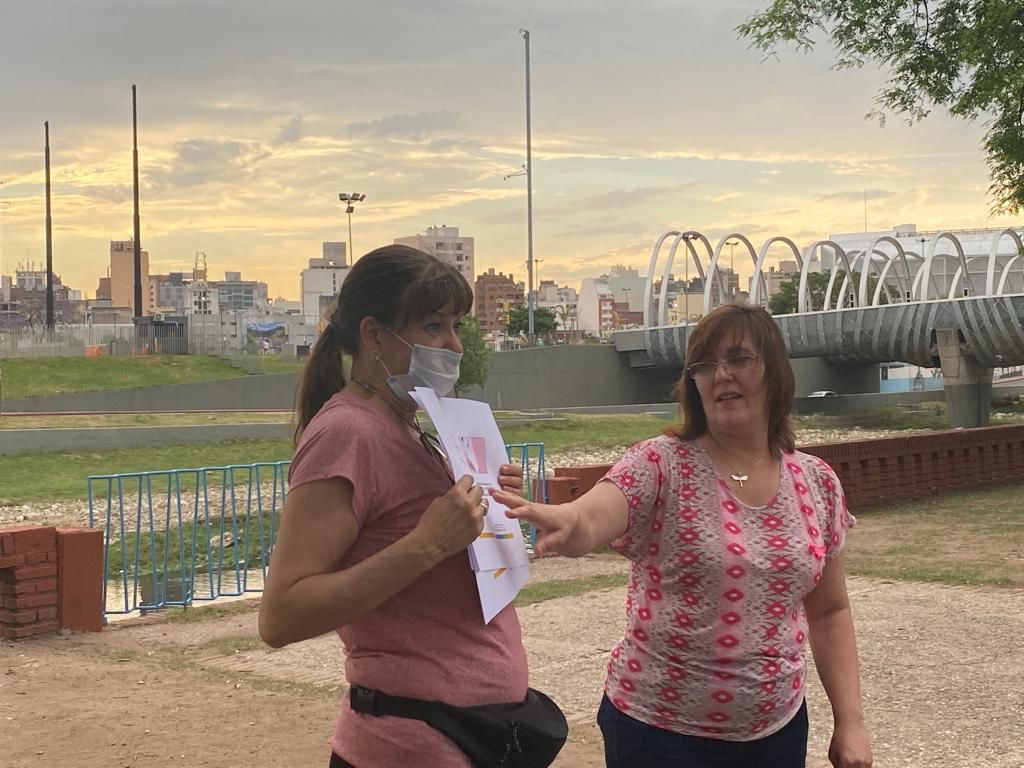 MujeresProCba's tweet photo. En el mes Rosa realizamos una caminata por la costa del Río Suquia y luego @LedaOlivero  nos dió una charla sobre la prevención del cáncer de mama. https://t.co/w5mH60nnMx