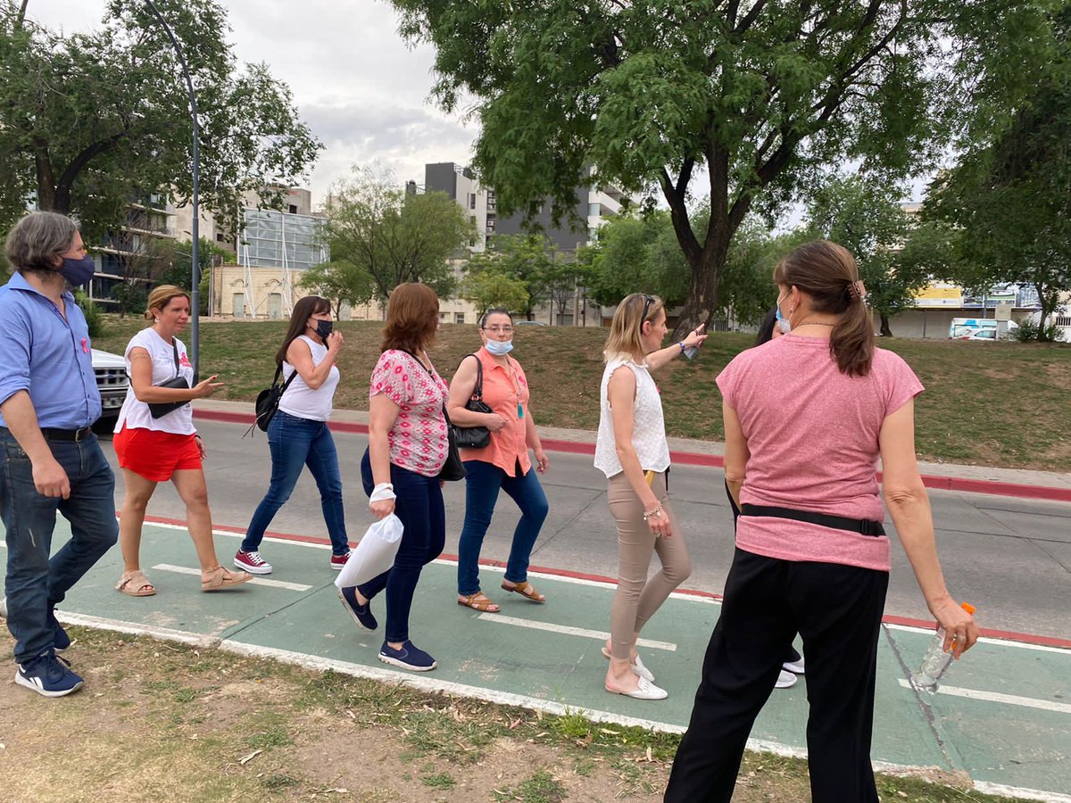 MujeresProCba's tweet photo. En el mes Rosa realizamos una caminata por la costa del Río Suquia y luego @LedaOlivero  nos dió una charla sobre la prevención del cáncer de mama. https://t.co/w5mH60nnMx