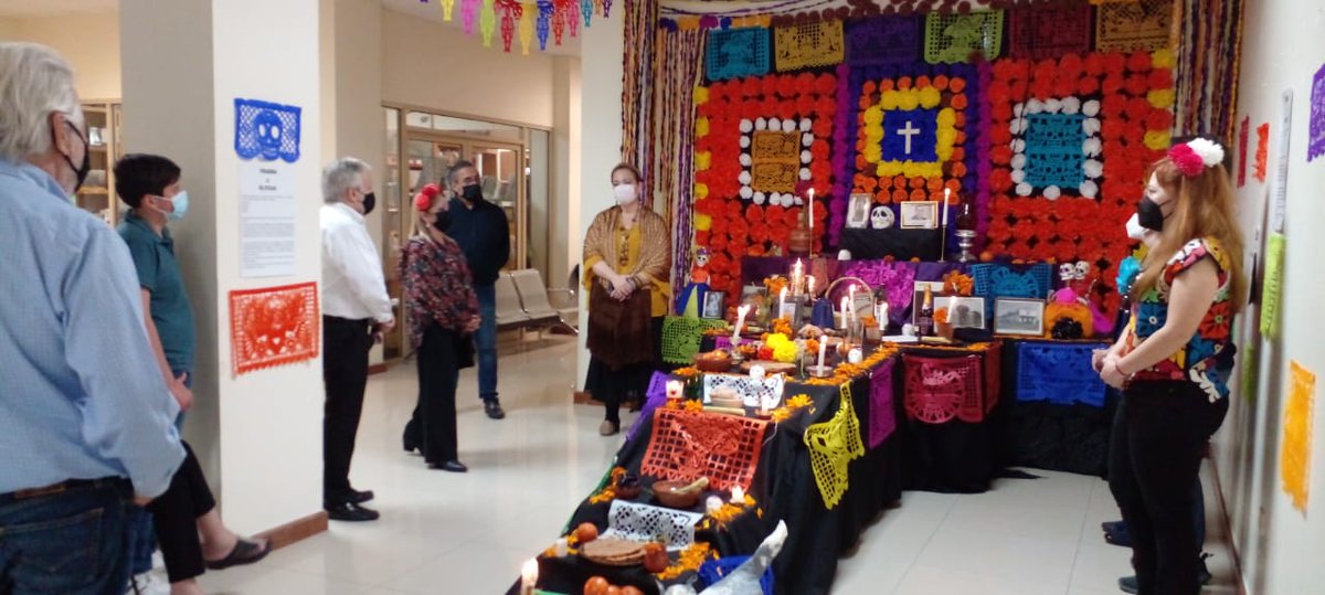 MFronteraNorte's tweet photo. Se encendieron las velas del altar del muertos. Ofrenda en memoria de los Srs. Trueba y Elosua. Propietarios de los "Almacenes Trueba y Elosua". Quienes fueron impulsores del comercio en la ciudad.
Y fue un honor recibir a desendientes de los hermanos Trueba Barquin. https://t.co/mPEVcENK9j