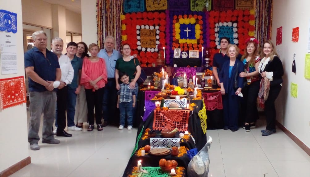 MFronteraNorte's tweet photo. Se encendieron las velas del altar del muertos. Ofrenda en memoria de los Srs. Trueba y Elosua. Propietarios de los "Almacenes Trueba y Elosua". Quienes fueron impulsores del comercio en la ciudad.
Y fue un honor recibir a desendientes de los hermanos Trueba Barquin. https://t.co/mPEVcENK9j