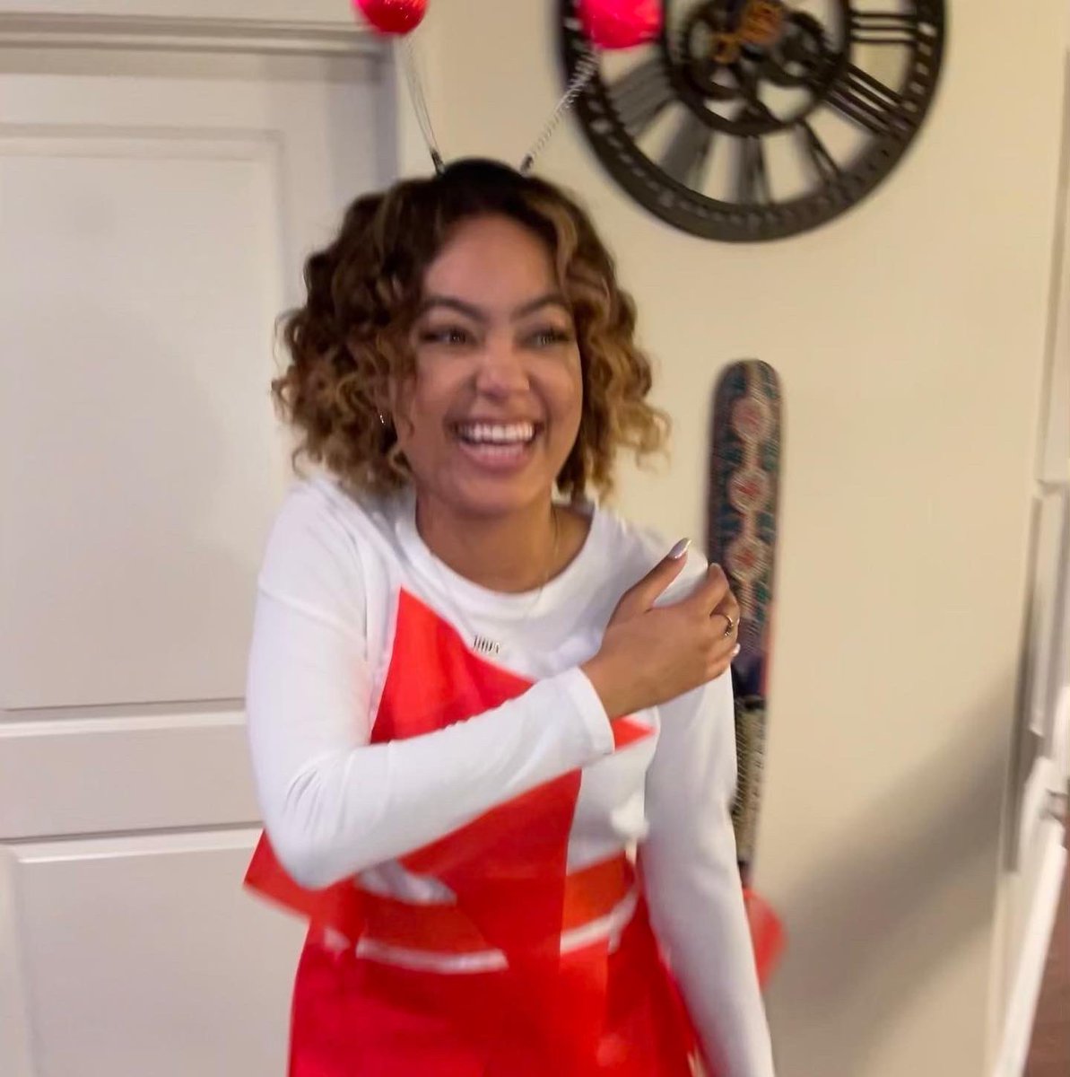 misstj__'s tweet photo. walking red flag🚩🚩🚩 #halloween2021 #handmadecostumes #redflag #flagontheplay https://t.co/4JqD5sgiIm