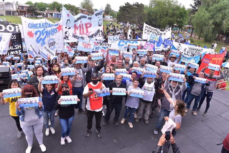 luisvivona's tweet photo. 📝 • Encuentro con Organizaciones y Movimientos Sociales de #MalvinasArgentinas. 

Junto a compañeros y compañeras, nos reunimos para contagiar energía y así redoblar los esfuerzos para renovar día a día la esperanza y la felicidad de nuestro pueblo. https://t.co/9rUBVzHQry