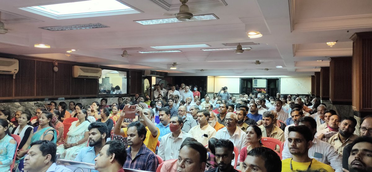 ramkadam's tweet photo. मेरे मतदारसंघ घाटकोपर प. विधानसभा में भारतीय उत्तर भारतीय मोर्चा द्वारा आयोजित दीपावली चौपाल कार्यक्रम में आए हुए मेरे सभी भाई - बहनों को संबोधित किया !

इस अवसर पर सांसद @manoj_kotak जी, @jpsmumbai जी, जिल्हा अध्यक्ष @AshokRai_BJP20 जी अन्य पदाधिकारी, कार्यकर्ता उपस्थित थे ! https://t.co/tvrL99xVeT