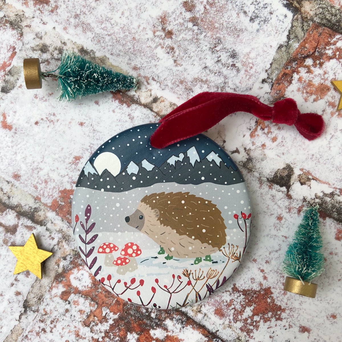 I’ve just listed my new luxury Christmas decorations in my Etsy etsy.com/uk/shop/WildeA…. They‘re made of thick ceramic and tied with a velvet ribbon. As they’re flat, they make great letterbox gifts. Matching cards available too!

#HandmadeHour #Christmas #christmasgift #sunday
