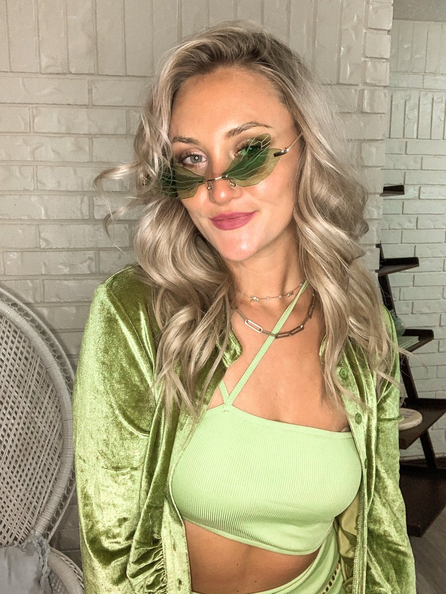 AspenMcCaskill's tweet photo. Happy Halloween 🌿🎃 https://t.co/5AcDB5PSsq