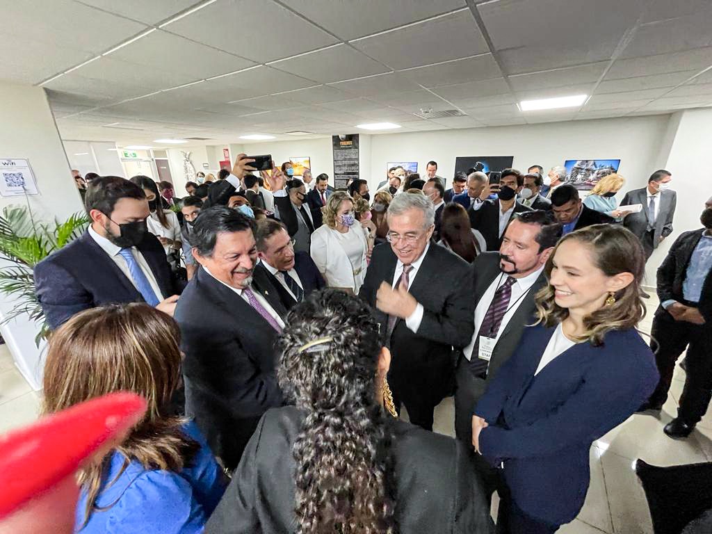 JaimeRivasL's tweet photo. Hoy tuve la oportunidad de acompañar a nuestro Gobernador @AispuroDurango a la toma de protesta de @rochamoya_  como nuevo Gobernador de #Sinaloa Que la nueva etapa que hoy inicia nuestro vecino estado sea de crecimiento y trabajo de la mano con #Durango ¡Enhorabuena! https://t.co/PvzW2git4Z