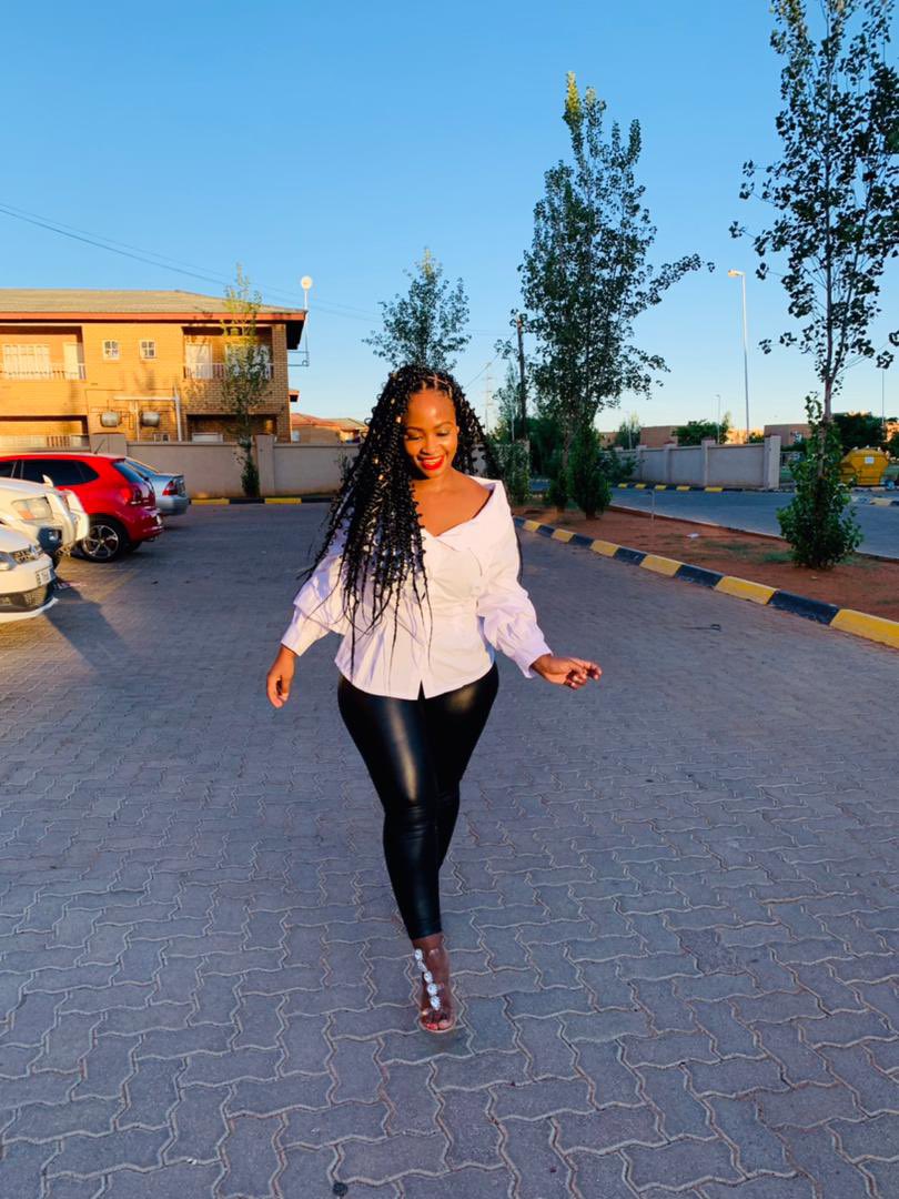 bonolo_raowang's tweet image. My friend does hair. Butterfly locs🦋. Hit her up on 75 115  854.

#butterflylocs #protectivehairstyle #EmploymentAlertBw