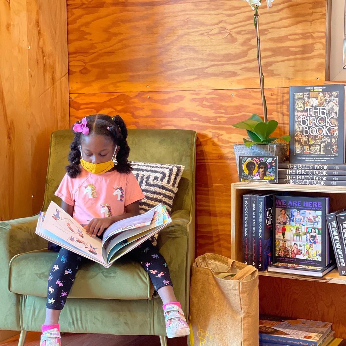 SAUEBLACKTX's tweet photo. Black Woman-Owned Bookstore in Houston

📍 Kindred Stories | 2304 Stuart St, Houston, TX 77004

Kindred Stories mission is to create a community space committed to celebrating the works of Black authors and artisans. https://t.co/KYC3NRgoo8