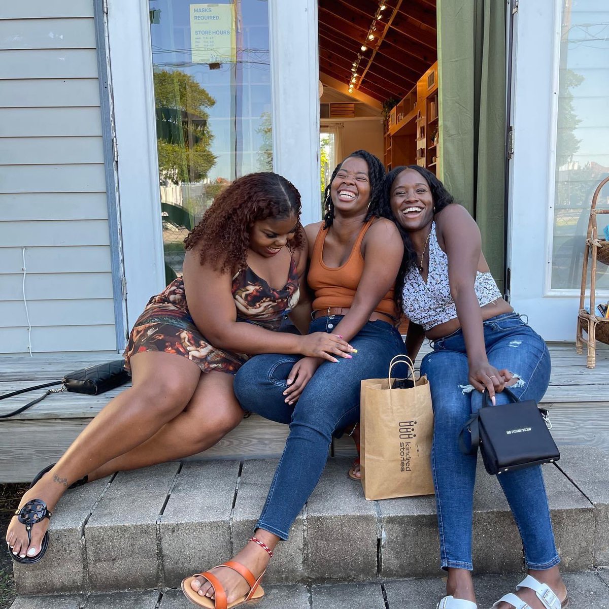 SAUEBLACKTX's tweet photo. Black Woman-Owned Bookstore in Houston

📍 Kindred Stories | 2304 Stuart St, Houston, TX 77004

Kindred Stories mission is to create a community space committed to celebrating the works of Black authors and artisans. https://t.co/KYC3NRgoo8