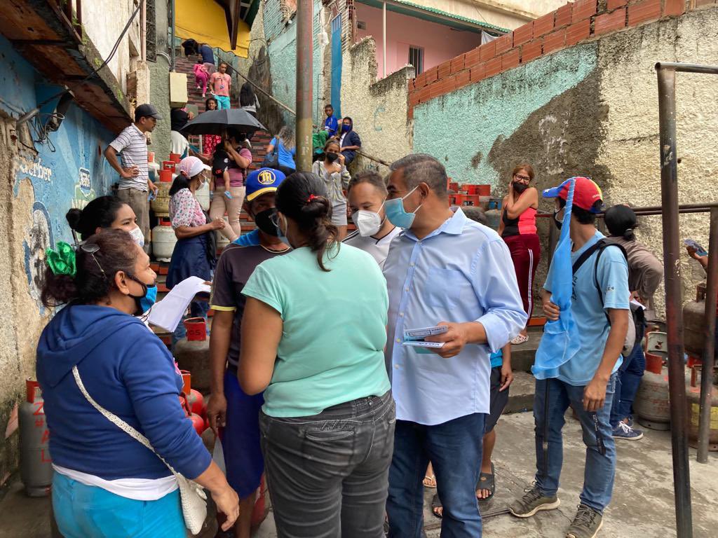 goyogonzalezjg's tweet photo. En Santa Cruz motivando a nuestra comunidad a participar el 21N ¡Estamos unidos para solucionar! #Baruta #YoVotoPorLaUnidad #SantaCruz https://t.co/F7iEi6XcXi