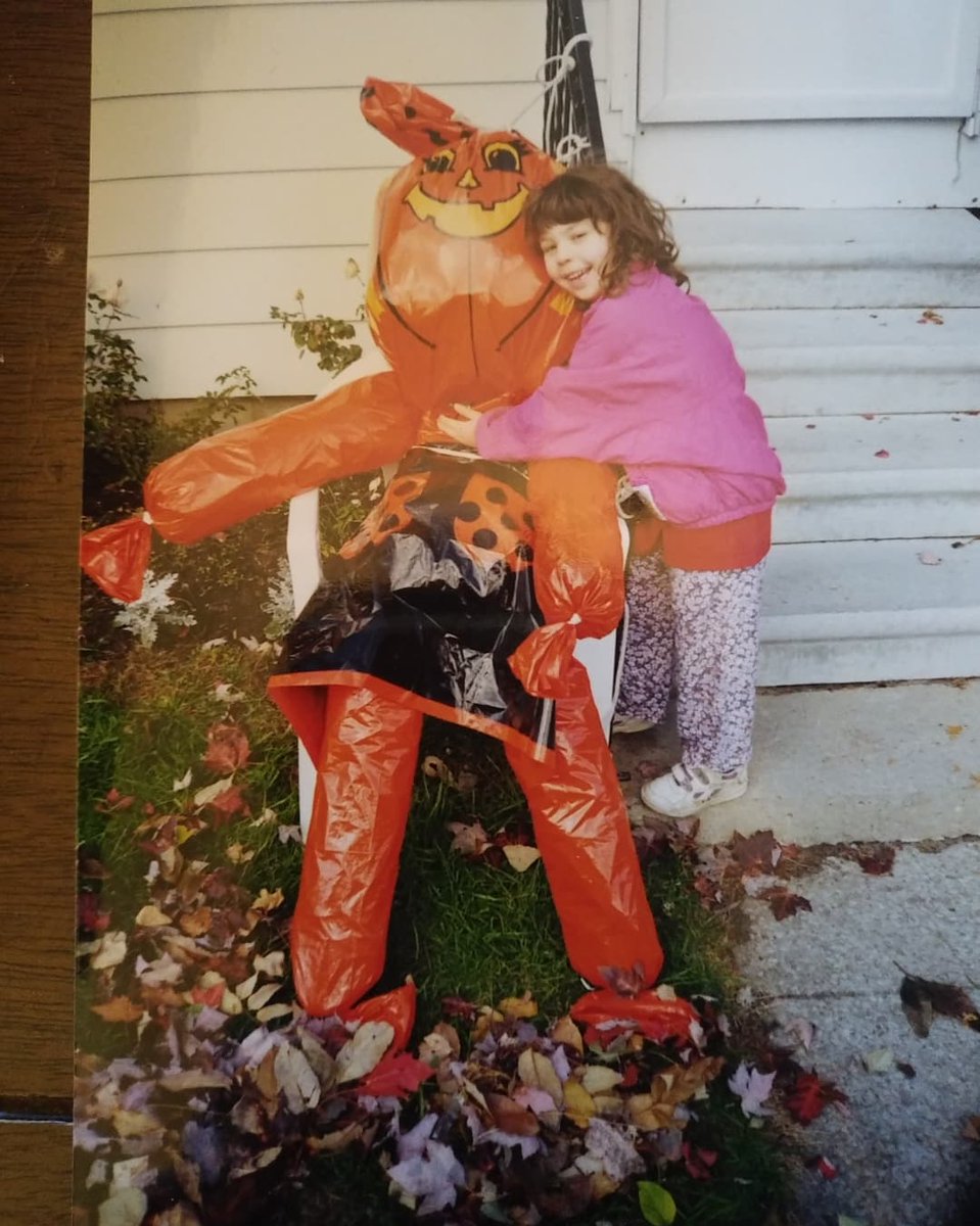 alanaclinemusic's tweet photo. Halloween traditions....two Halloweens, many years apart!

#Halloween #Halloween2021 #tradition #holiday #throwback #HalloweenThrowback https://t.co/iEGweuv0IX