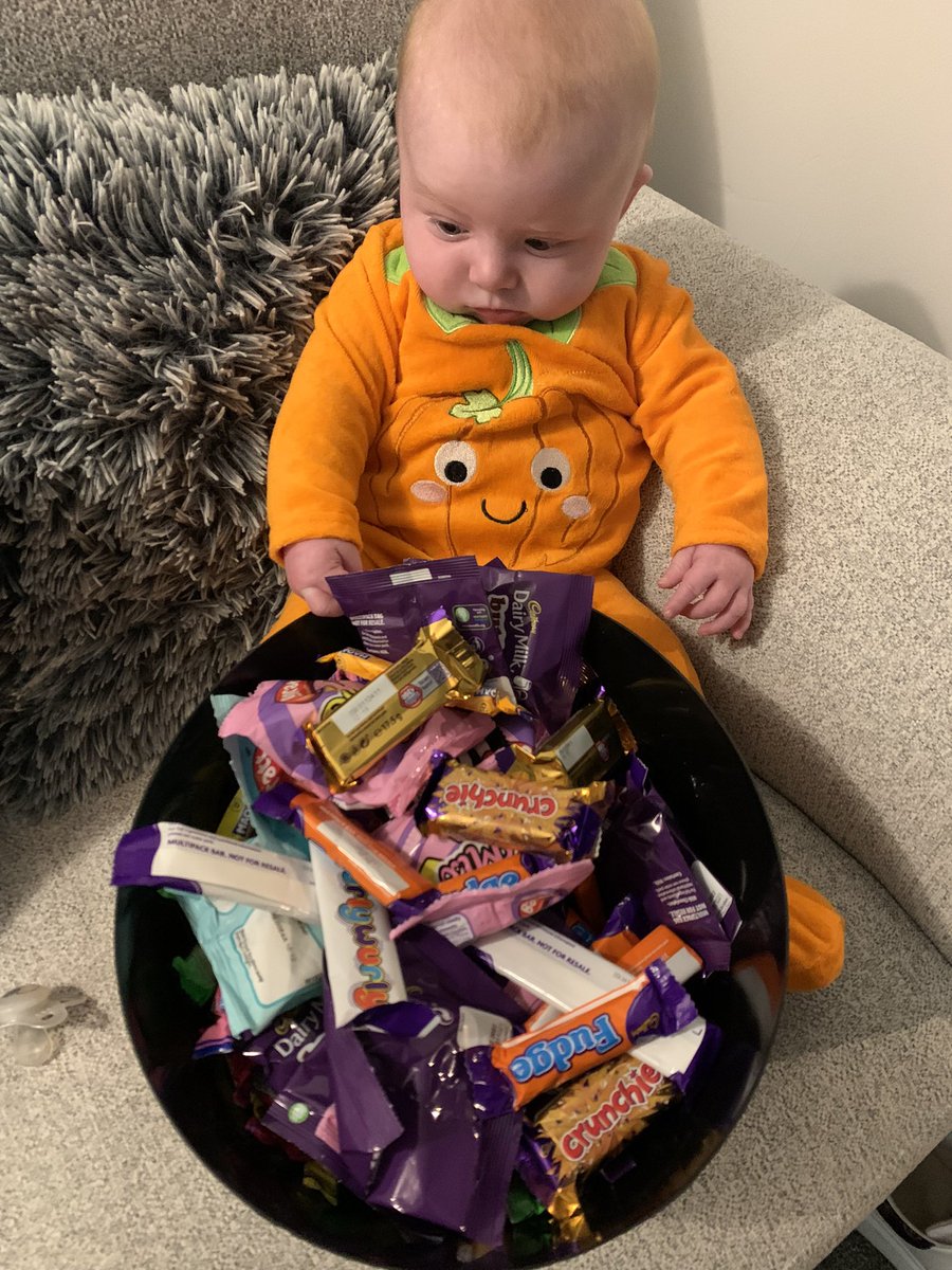 abiwatson05's tweet photo. Not a single person came for trick or treat 🙃 and I had the cutest pumpkin sweet giver 🎃🧡 https://t.co/CLbfy8R6a7