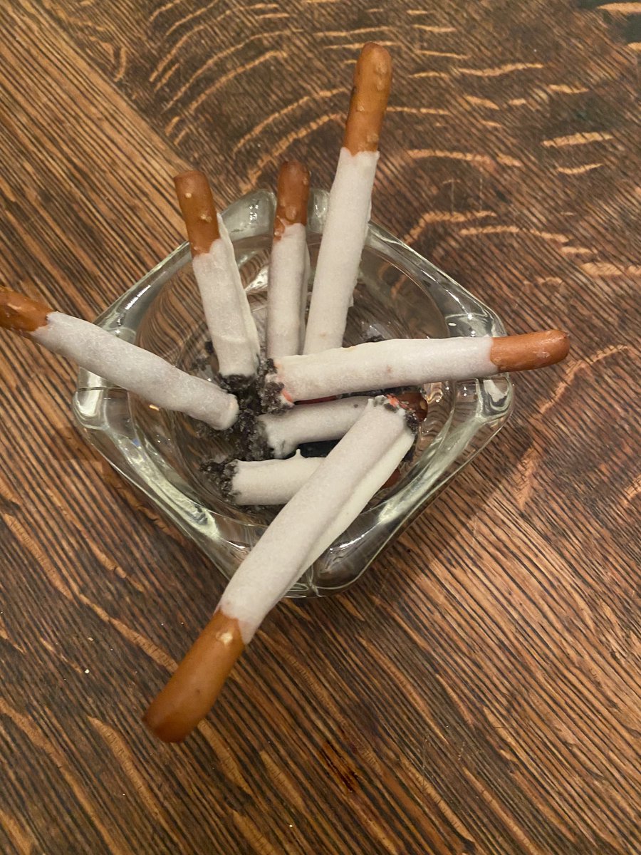 I made these for my grandson’s Halloween Party! (not really) Who doesn't love white chocolate and pretzels👍  Happy Halloween 😍