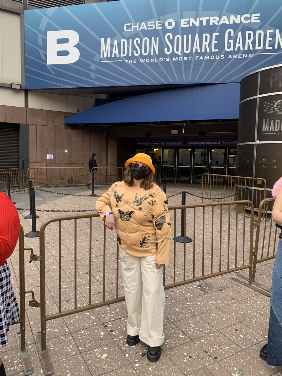 Who wore it better? <a href="/Harry_Styles/">Harry Styles.</a> #HarryweenN1 #Harryween #HarryStyles #MSG #Golden #Halloween