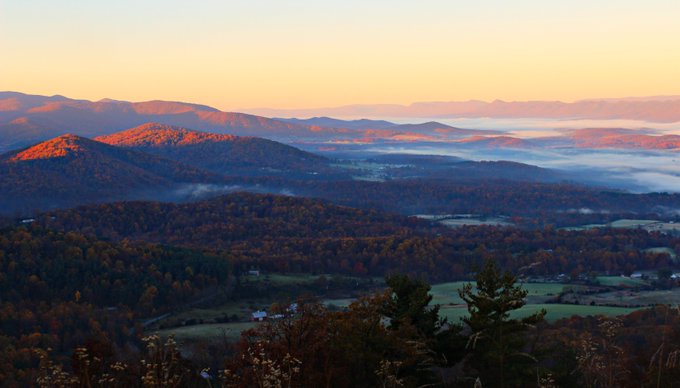 VisitShenValley's tweet photo. So good, we need to bump it. 
Check out the warmth of the light on the ridge, the lingering fog below, and the serene beauty of the Shenandoah Valley, as captured a few years ago by @CandiceTrimble. 
#VisitShenandoahValley #LoveVA #LoveShenandoahValley #landscapephotography https://t.co/EcCpztVxWs