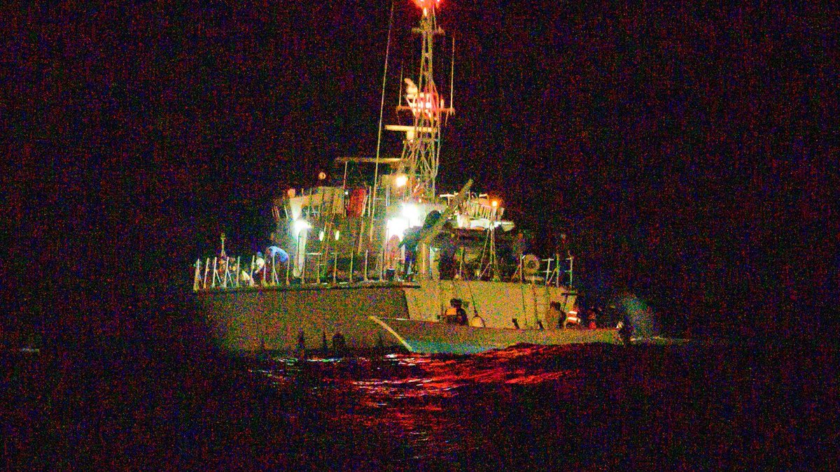 SEENOTRETTUNG's tweet photo. #Tatort Mittelmeer. Unsere Crew wurde gerade Zeuge einer Entführung in internationalen Gewässern. EU-finanzierte Milizen haben 27 Menschen gegen ihren Willen auf ihr Schnellboot gezwungen. Die Menschen werden nun in Folterlager nach Libyen verschleppt. https://t.co/jaagKownwj