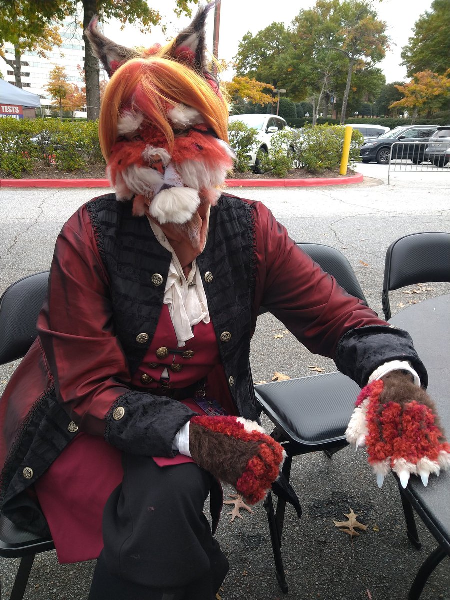 SetoSistare's tweet photo. Had a great time at AWA. Here's me in my Daenir cosplay. #AWA2021 #TFSFanArt #RoleWithMe https://t.co/Lm4d1WO3bu