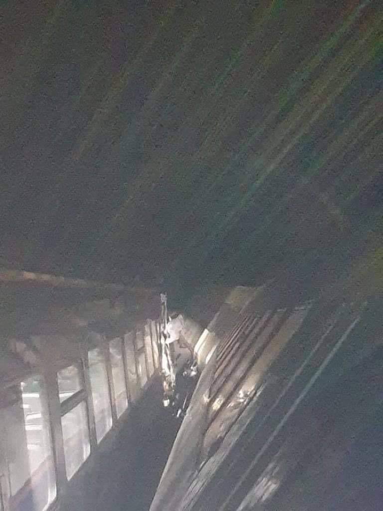 Train_PlaneHub's tweet photo. First pics coming through from the incident outside Salisbury. The SWR 159 on its side and the GWR 158 alongside it inside Fisherton Tunnel https://t.co/rOBWVVSl2x
