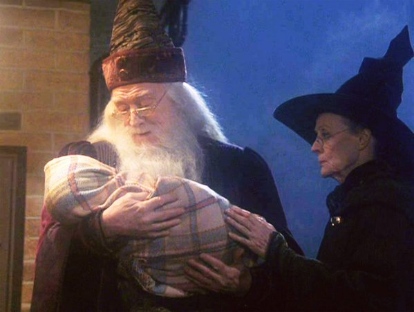 Hogwartssite's tweet image. Un 1 de noviembre de hace 42 años, Hagrid salva al bebé Harry Potter y Dumbledore lo deja en el número 4 de Privet Drive.