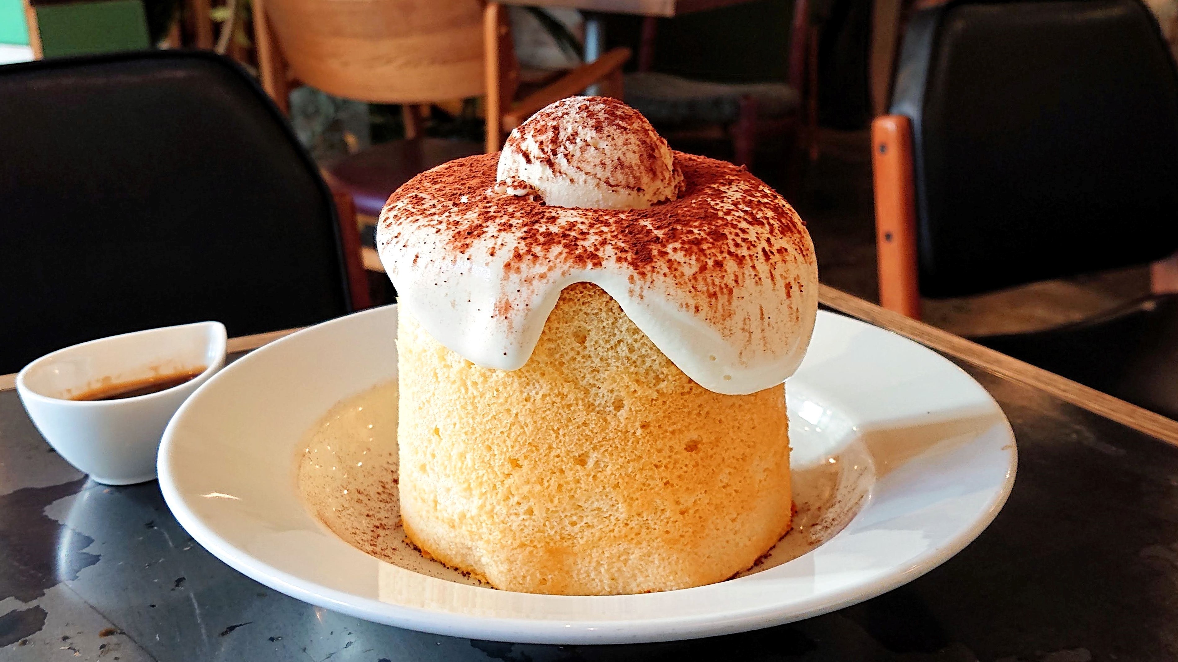 土方足腰 お一人様ダーティーティラミスシフォンケーキ Breath Cafe 新宿三丁目 ふわっふわシフォン生地にクリームチーズの風味を感じるティラミス 超絶おいしい シフォンケーキ 新宿三丁目 カフェ巡り カフェ好き スイーツ巡り T Co