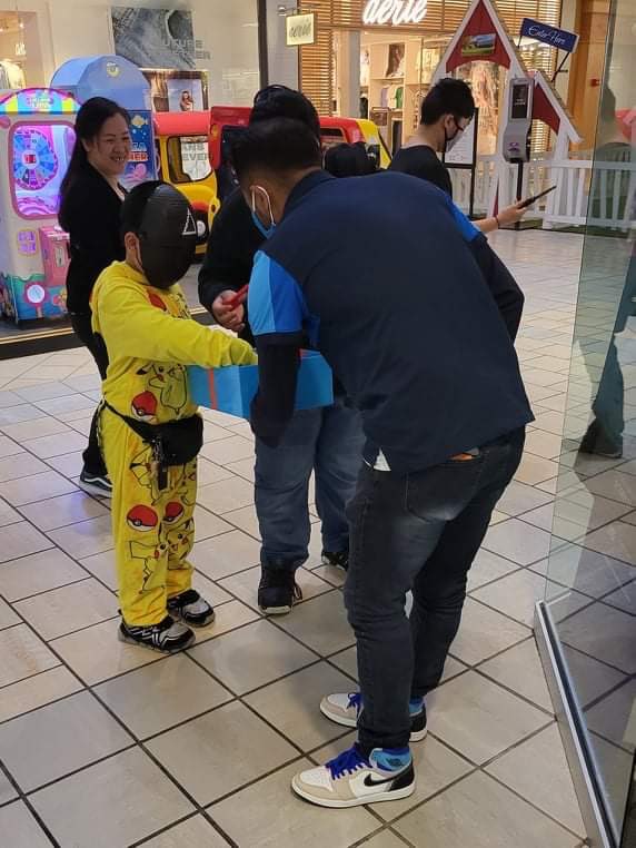 I guess we are the only store in the mall handing out candy! Loving all the costumes here! <a href="/JessRacine8/">Jess Conforto</a> @dee_sims207 <a href="/TheRealOurNE/">#OurNE</a> <a href="/keroninc/">Keron Incarnato</a> <a href="/LillardDerick/">Derick Lillard</a> <a href="/ATT/">AT&T</a> @