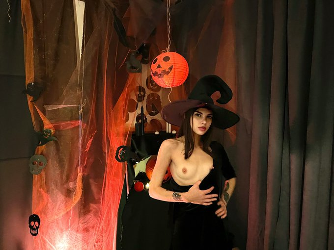 let's do magic together? Happy halloween ? #Happy Halloween #anibutler https://t.co/vKRIXUoj8N