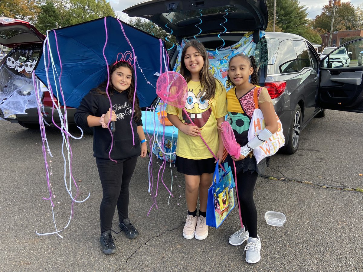 OLSSchool's tweet photo. Trunk or Treat success! Thank you PTA for a scary good time!👻🎃💙 https://t.co/yXAusY3tYR