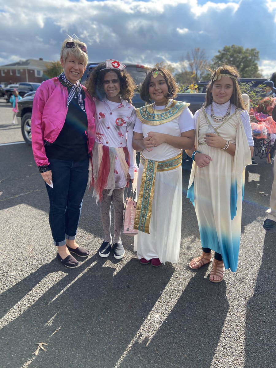 OLSSchool's tweet photo. Trunk or Treat success! Thank you PTA for a scary good time!👻🎃💙 https://t.co/yXAusY3tYR