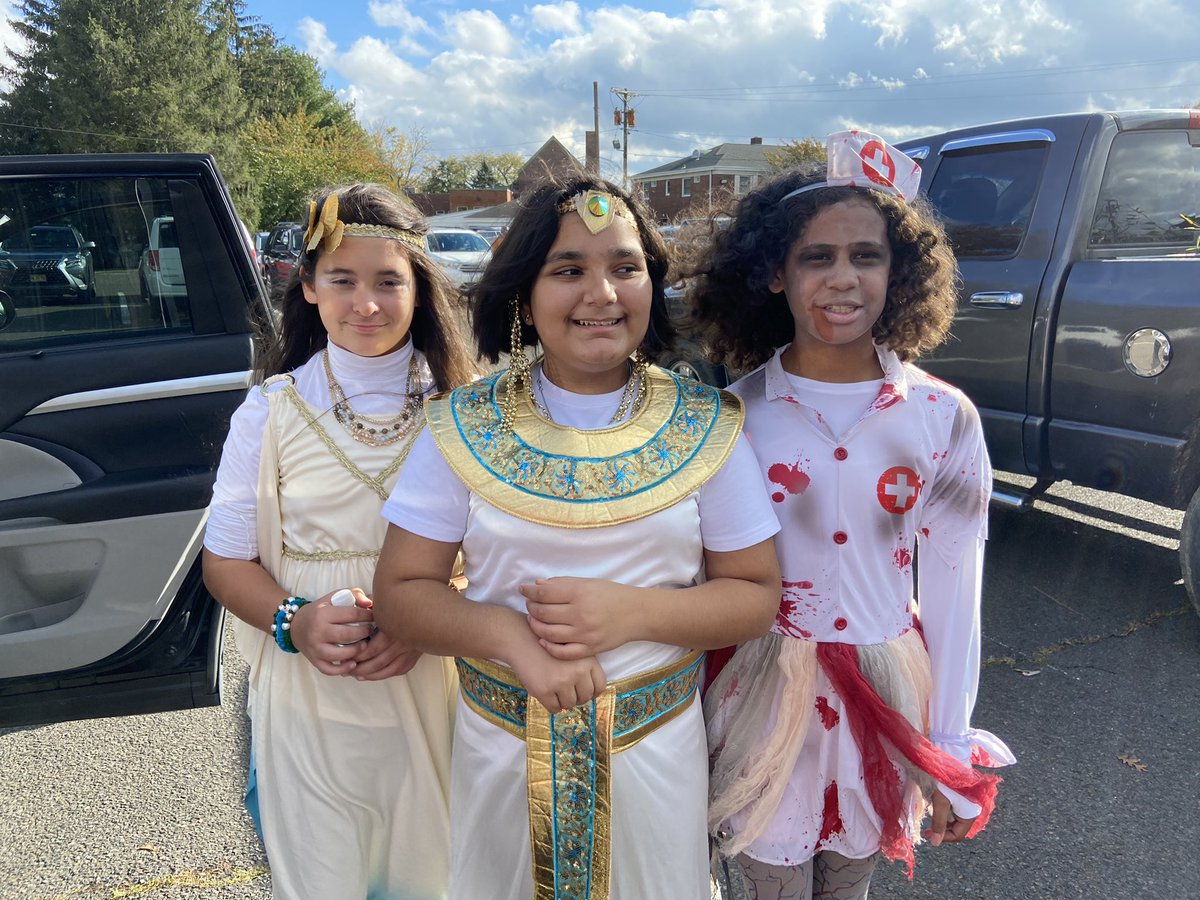 OLSSchool's tweet photo. Trunk or Treat success! Thank you PTA for a scary good time!👻🎃💙 https://t.co/yXAusY3tYR