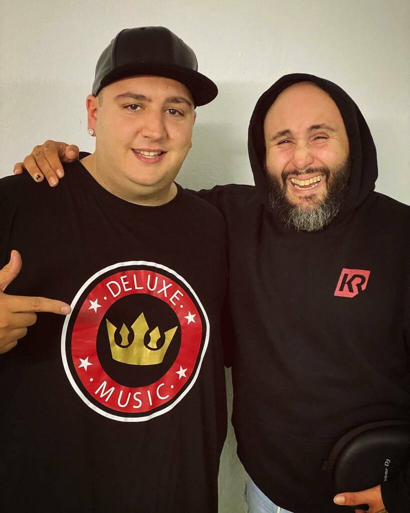 Bueno, para mi un amigo lo primero y un artistazo lo segundo, anoche lo demostró en #Caceres donde la gente se lo pasó genial con él, lástima que mucha gente opine y lo juzgue sin conocerlo. ¡Gracias por el buen rato que pasamos! un abrazo marica <a href="/rivera/">Matt Rivera</a>… instagr.am/p/CVtM-8QIZcb/