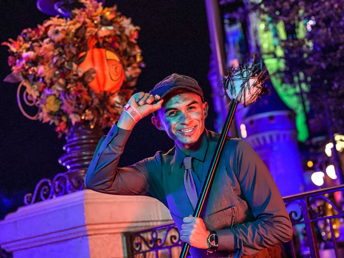 Guest dressed as chimney sweeper from Marry Poppins at Magic Kingdom