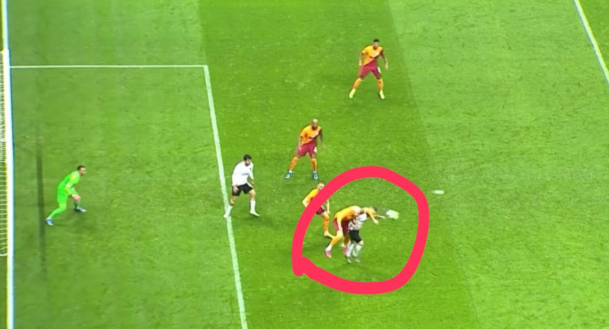 Sizce penaltı mı?

Penaltı ise RT, değilse YORUM

Var Odası/tv100
#varosasıtv100