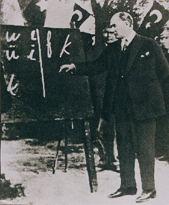 Bugün dilimizi sesli harflerin olmadığı, "h", "k", "s" gibi ünsüzler için de birkaç farklı harf bulunduran Arap alfabesinden kurtarıp yeni Türk alfabesine kavuşturan 1353 Sayılı "Türk Harflerinin Kabul ve Tatbiki Hakkında Kanun"un kabulünün 93. yıldönümü. Kutlu olsun.