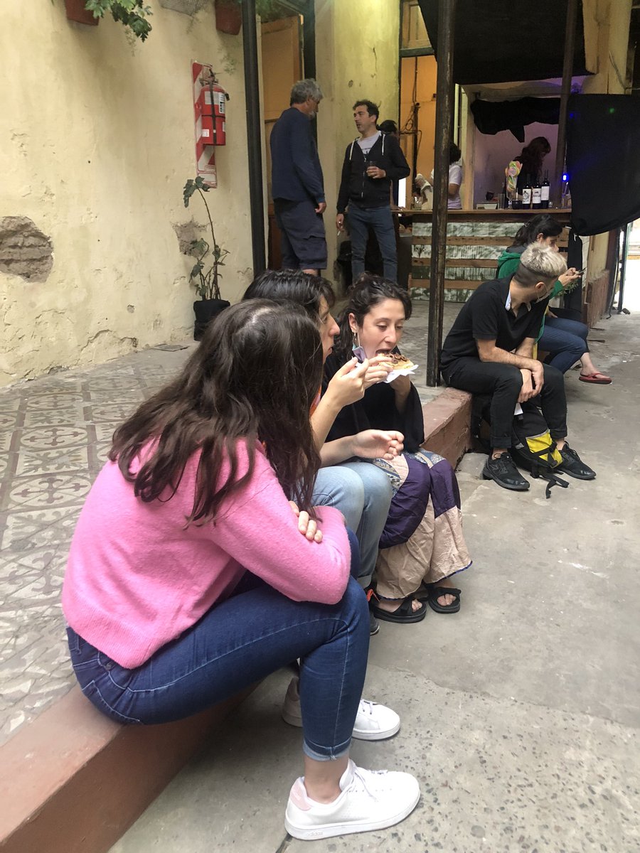 En la espera de una nueva función. Marcelo Savignone en en ARQUETIPOS, Ciclo de teatro de máscaras. Los esperamos en Av Brasil 2640