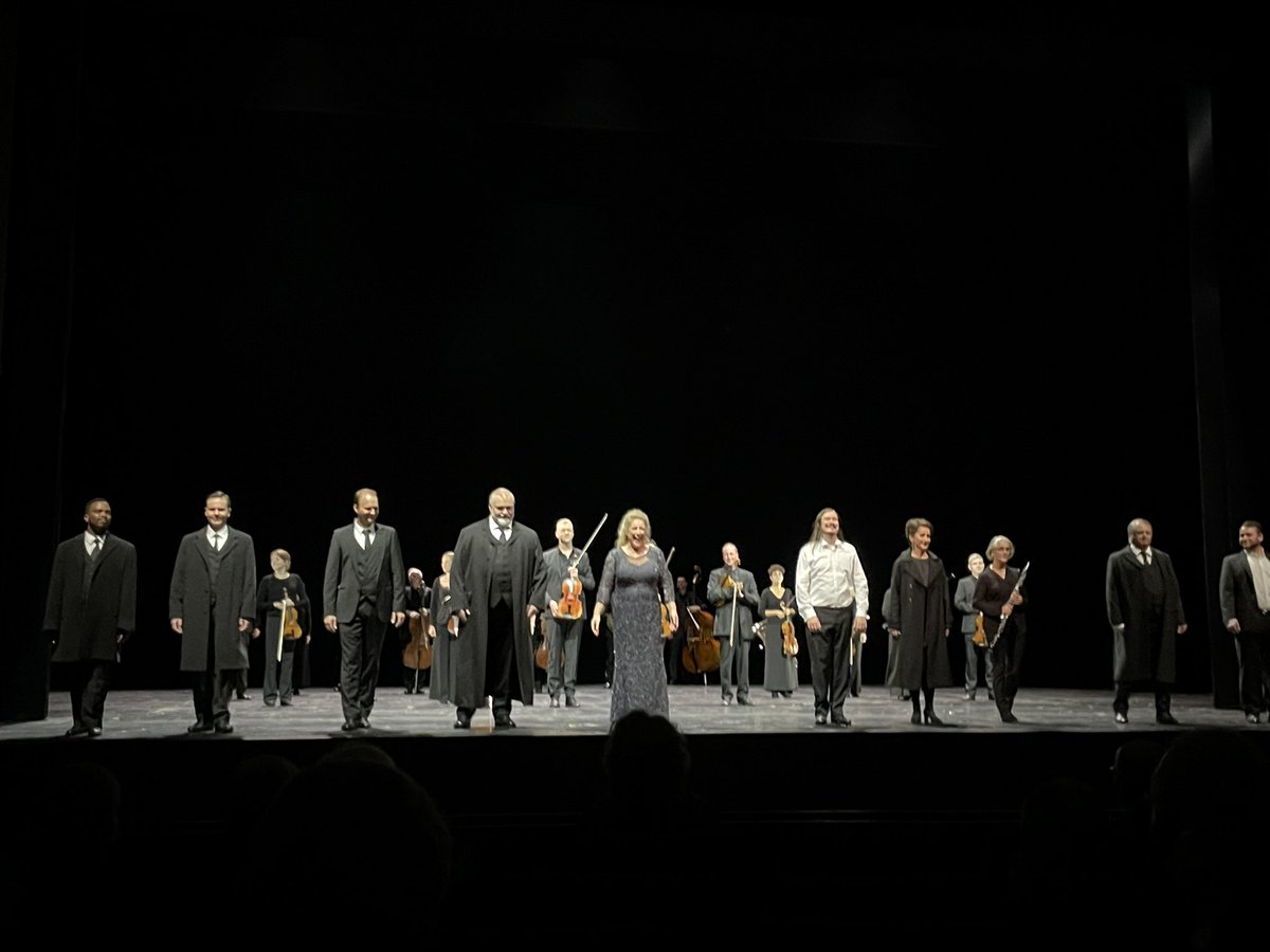 da_hein's tweet image. Ein mutiges Experiment @theaterduisburg: vollends gelungen! Ein #Tristan fürs Wohnzimmer (Pandemie-Version). #DanielFrank als idealer Tristan im tollen Zusammenspiel mit #AlexandraPetersamer. 
Volle Empfehlung!