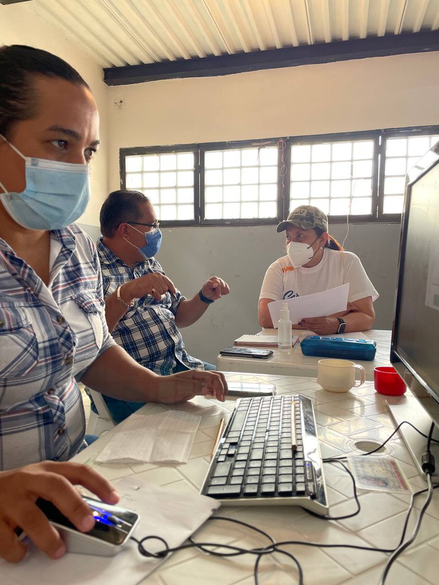 Este domingo #31Oct los caraqueños y las caraqueñas trabajan incansables en el registro del 1X10, rumbo a la victoria del próximo 21 de noviembre, porque definitivamente, #CaracasTieneConQué