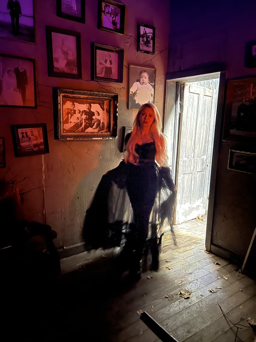 4 pic. Happy Halloween! https://t.co/B4NB6aQXrs