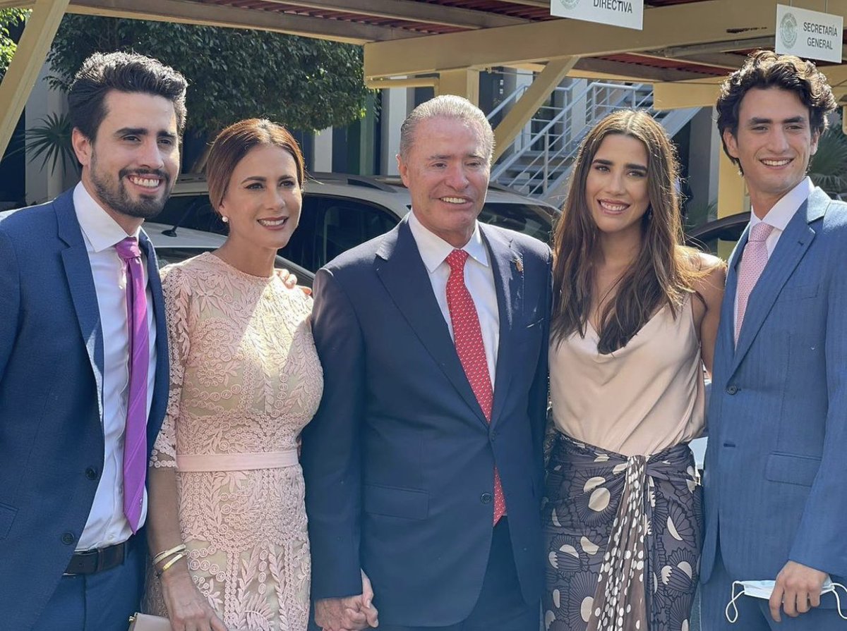 Sinaloenses… de parte de los Ordaz Fuentes, muchas gracias! A mi esposa  @RosyFdeOrdaz y a mis hijos @SilvanaOrdaz, @quirinoordaz y @santiordaz, mi  amor y agradecimiento por su comprensión, discúlpenme por todo el, image size:1200x895