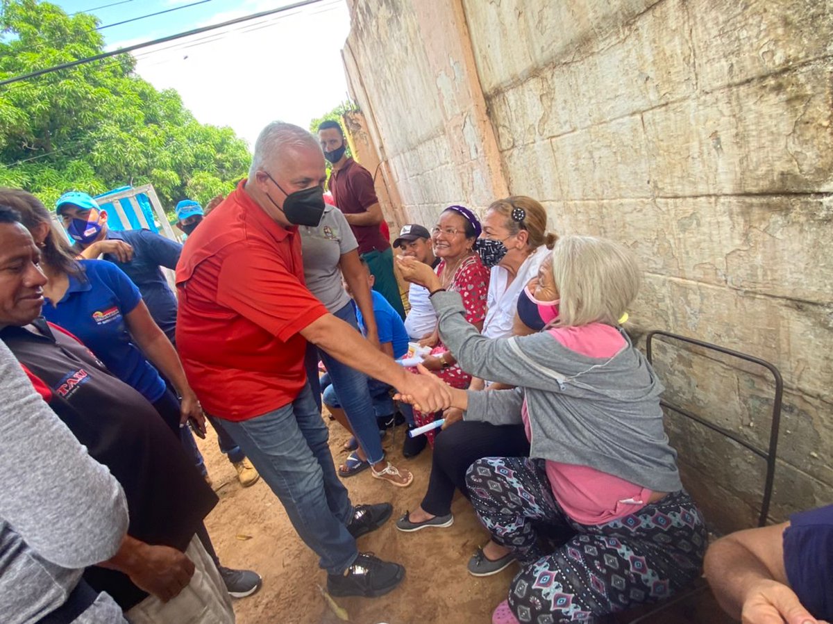 gustavocien's tweet photo. Gracias a los vecinos del sector Sur América por acercarse y compartir con nosotros un sabroso Sancocho que fue preparado con mucho cariño por las mujeres de nuestro equipo de trabajo.

Son tiempos duros para nuestra gente, nunca dejemos de compartir el pan con el prójimo. https://t.co/FwRYxrSbJR