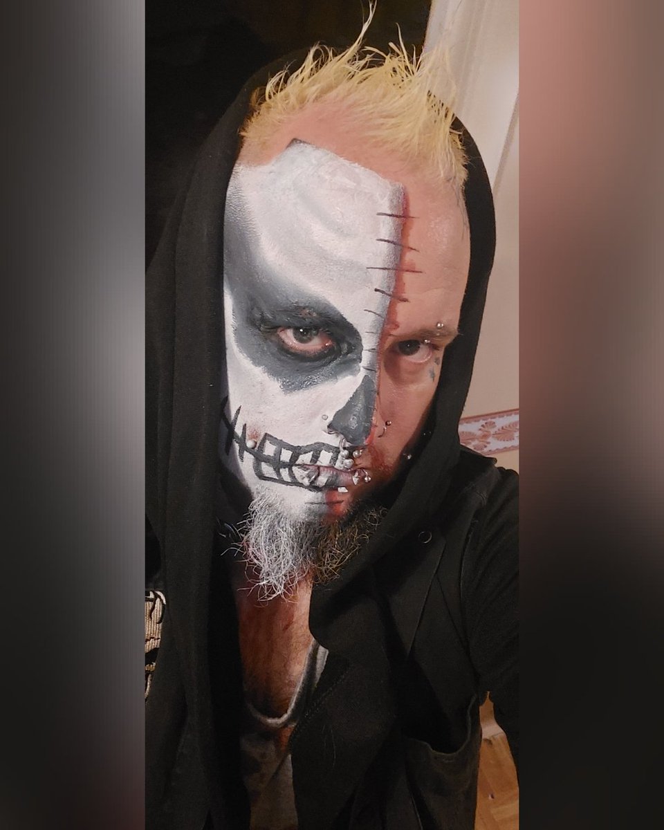 Scottys_Customs's tweet photo. Happy Halloween 🎃 
@DarbyAllin @AEW @AEWonTNT #relentless #halloween21 #coffindrop #nothingsovertillyoureunderground https://t.co/43YxuL3QaU