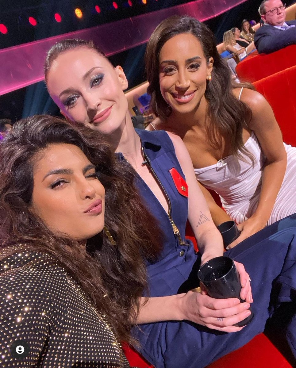 Laura1375's tweet photo. @priyankachopra thank you from the bottom of my heart for taking this amazing picture with these incredible women that I admire very much. You are amazing...Sophie is amazing...Danielle is amazing... And that's the tweet 🐦
#jsisters welcome back! 😭 👑 👑 👑 https://t.co/KsBgEJLwDF