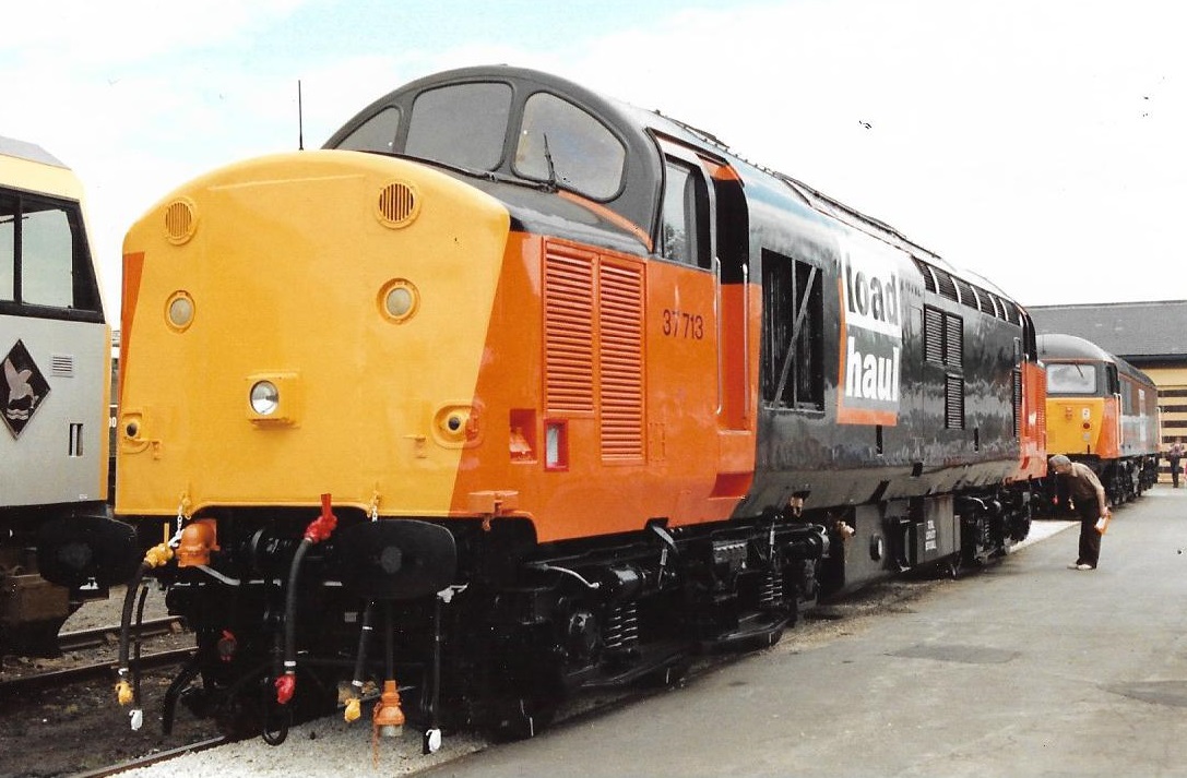 SalopianLyne's tweet image. Doncaster Works Open Day 10th July 1994
The first public unveiling of LoadHaul's startling Orange/Black livery as carried on Class 37 diesel loco 37713. Shows the asymmetric treatment to the yellow ends.
#BritishRail #Doncaster #LoadHaul #Class37 #trainspotting #Diesels 🤓
