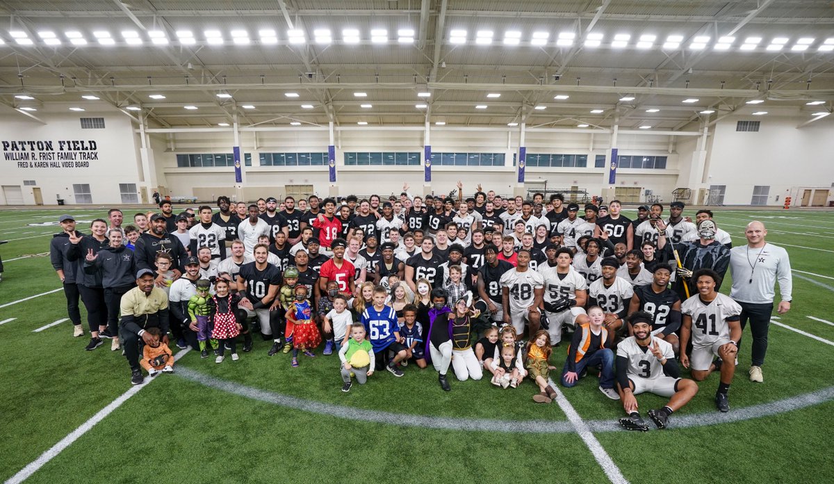 VandyFootball's tweet photo. ᴛʀɪᴄᴋ ᴏʀ ᴛʀᴇᴀᴛ! https://t.co/M74TRdj0hf