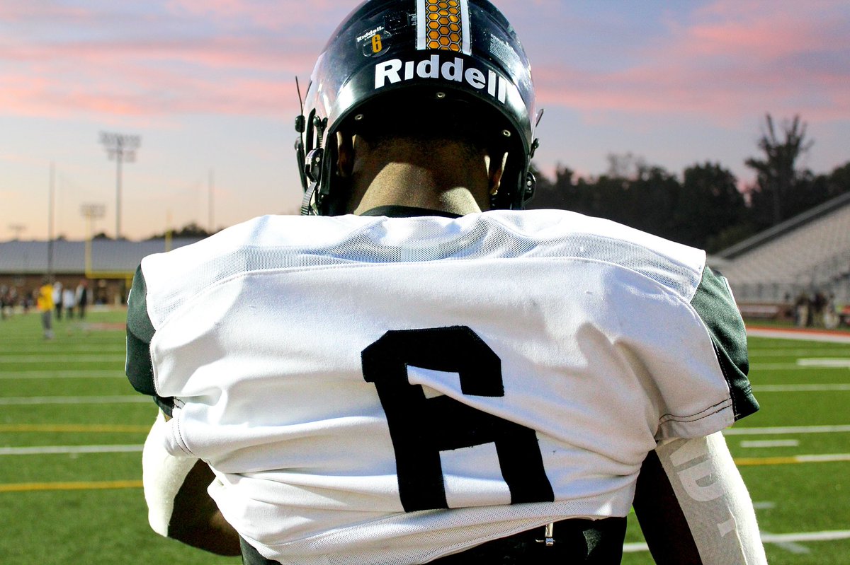 irmo_fbclub's tweet photo. Catch this weeks fan favorite, DeAree Rogers! DeAree is a current senior at Irmo High School, from Akron , OH. DeAree plays safety and wide receiver. & his favorite thing about @Irmo_Football is “how the coaches and team push me harder and harder everyday.” Way to go DeAree🏆🏈 https://t.co/RJqzFbmGY6