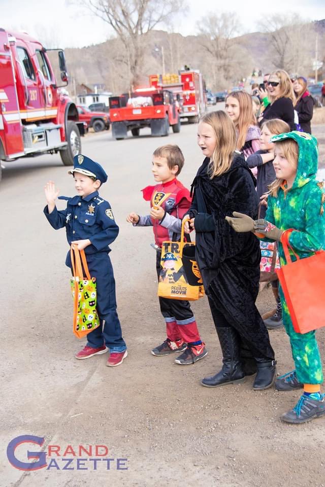 GrandCoSheriff's tweet photo. 🎃 We had such a wonderful time at the Town of Hot Sulphur Springs Halloween Parade yesterday!
 
🦇 Thank you @grand_gazette for capturing the memories!
 
#Halloween #Parade #HotSulphurSprings #GrandCounty #GrandCountyColorado #GrandCountyStrong #WeAreGrand #GoGrand #ExploreGrand https://t.co/azlkRMtLD0