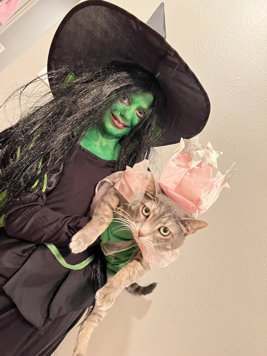 UrLeaderTrainer's tweet image. Are you a good witch or a bad witch? 💚 #Wicked #WizardofOz #halloween2021