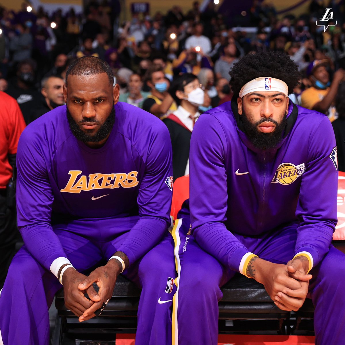 Lakers's tweet photo. 🔒🔒 https://t.co/6RbP3HcljB