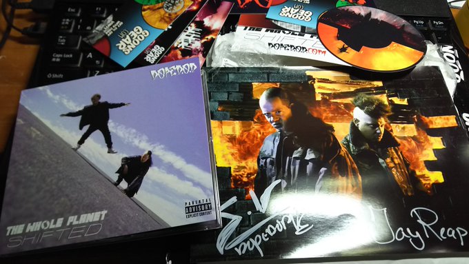 goons gearからdope d.o.dのThe whole planet shiftedが届いたぞ!
なんとサイン付きポスター付き 